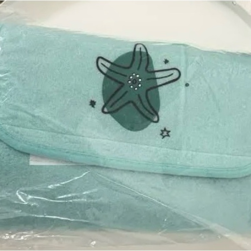 Tupperware Utopic Shore beach blanket
